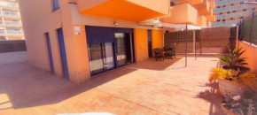 Piso planta baja y gran patio con piscina comunitaria